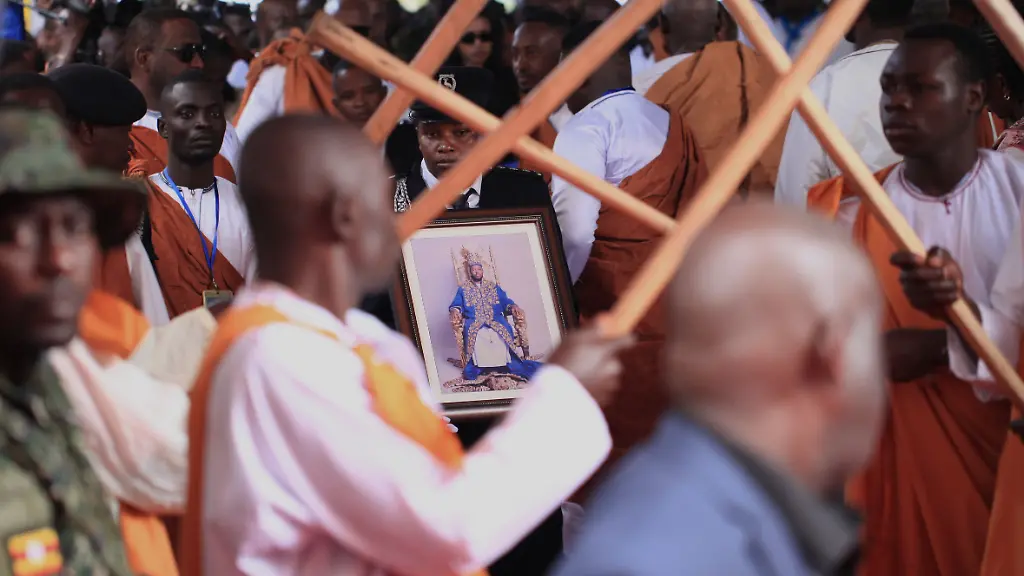 Trauerrituale in Uganda: Jüngster König der Welt beigesetzt