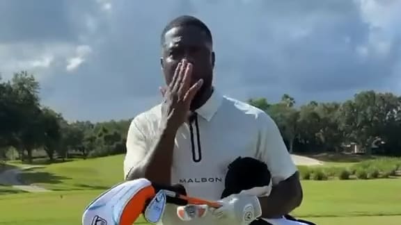 LeBron James schenkt Kevin Hart Golf-Spielzeug