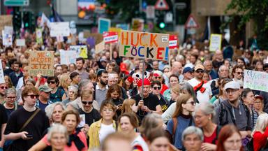 Proteste gegen Rechtsextremismus nach AfD-Wahlerfolg