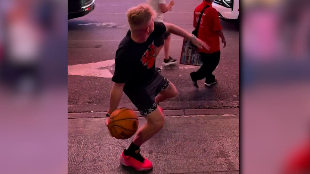 Spektakulärer Basketballwurf am Times Square