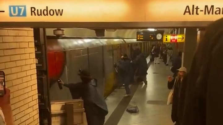 Vandalen attackieren Berliner U-Bahn mit Graffiti