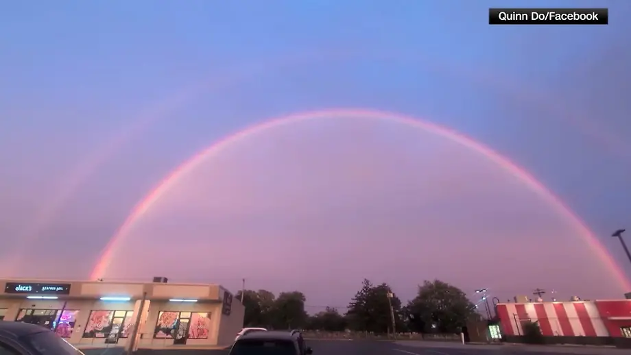 Rosa leuchtender Regenbogen in New Jersey