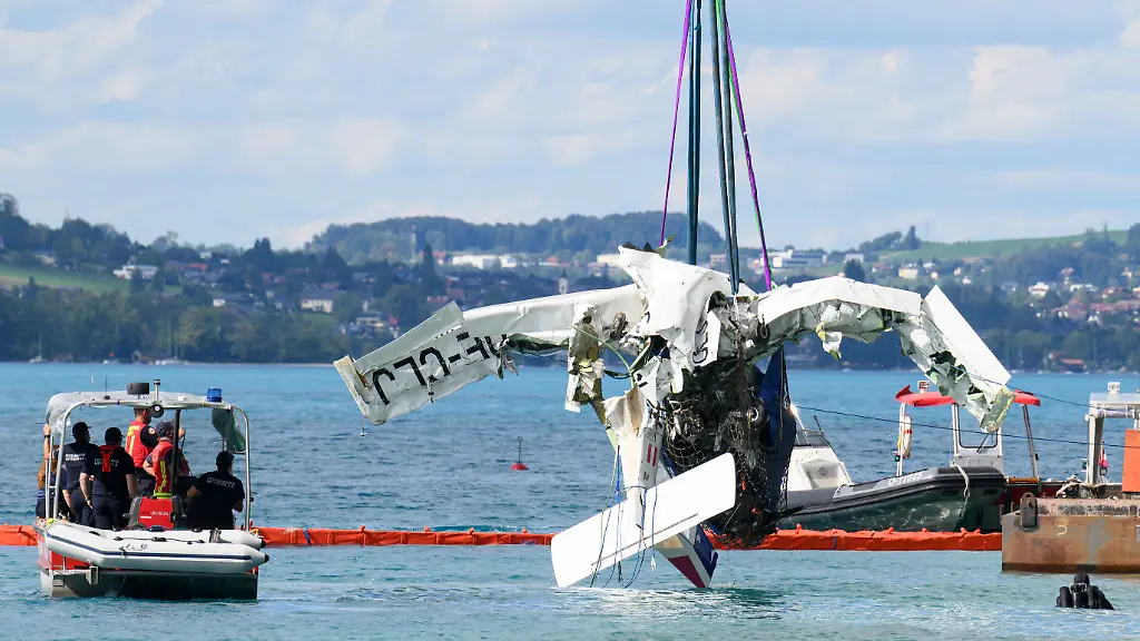 Flugzeugaushebung und Identifizierung der Opfer nach Absturz im Attersee