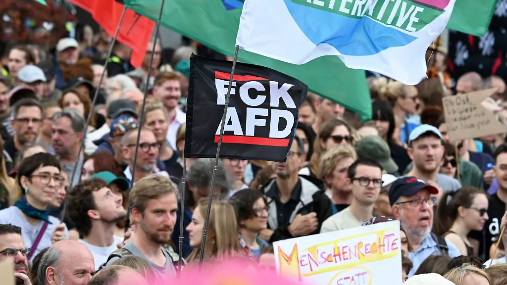 Zehntausende demonstrieren gegen Rechtsextremismus in Deutschland