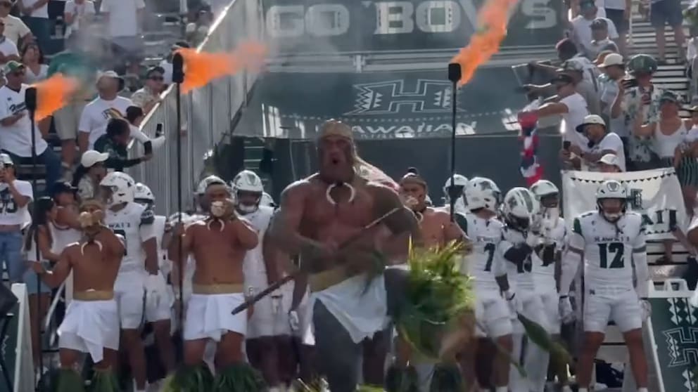 Unvergessliche Show beim Einlauf der Hawaii Rainbow Warriors