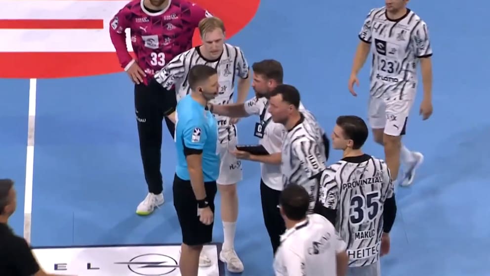Schiedsrichter Entscheidungen beim Handball-Duell