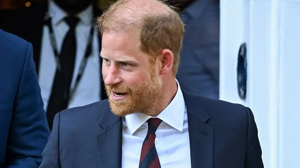 Prinz Harrys Erster Alleiniger Auftritt Nach Rückkehr Nach Großbritannien