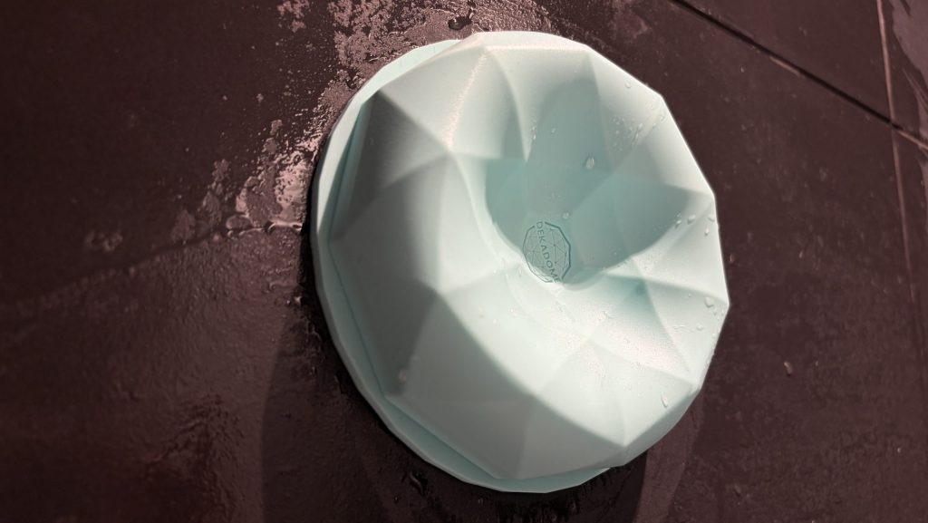 Dekadome Abfluss-Pömpel: Eleganter Helfer für Dusche und Waschbecken