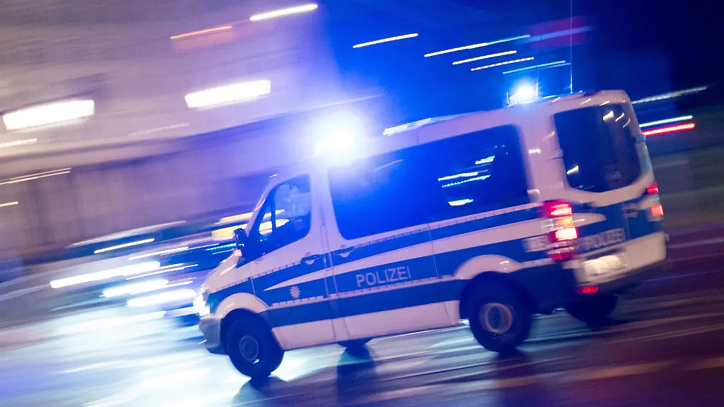 Schießerei vor Berliner Polizeiwache: Junge Person verletzt