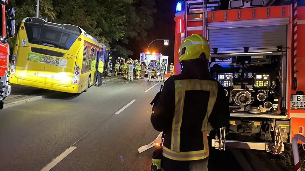 Schwerer Busunfall in Berlin: Elf Verletzte
