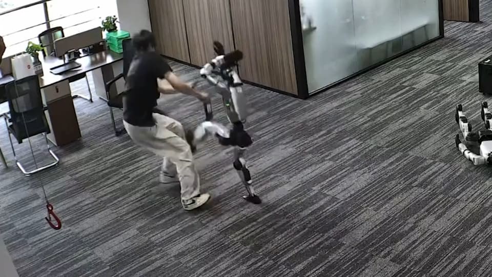 Plötzlich tritt er zu: KI-Roboter greift Entwickler an