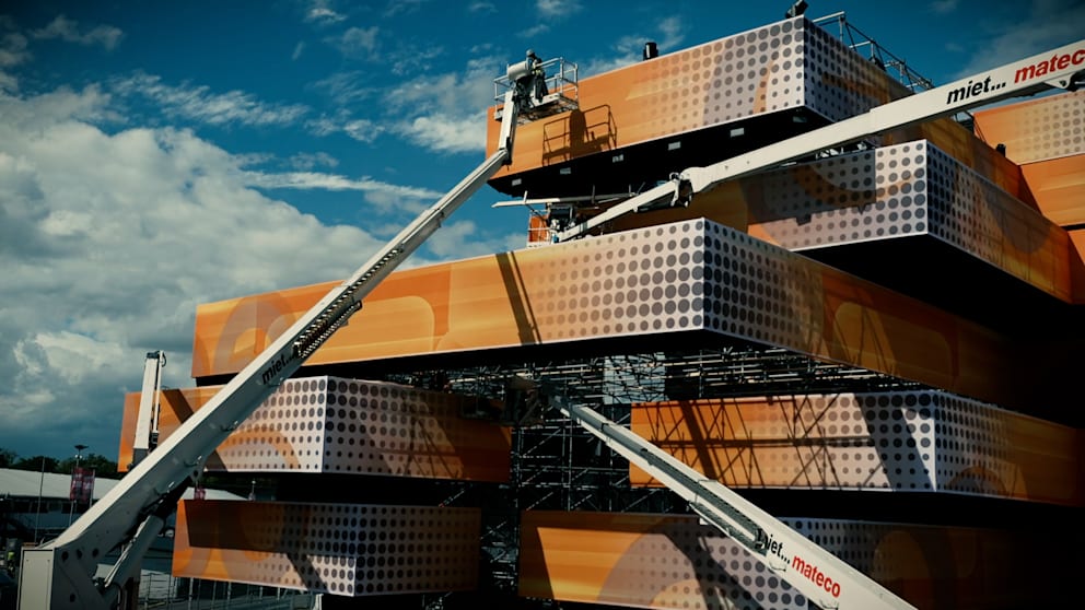 Aufbau der Mega-Bühnen beim „Glücksgefühle“-Festival am Hockenheimring