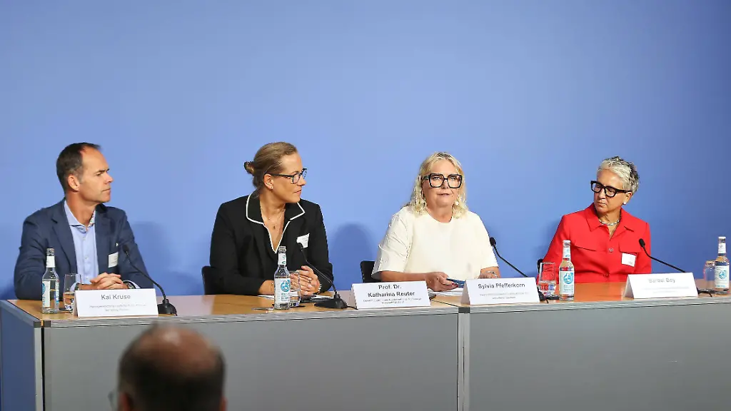 Wirtschaft braucht Zuwanderung: Unternehmen sorgen sich um Demokratie