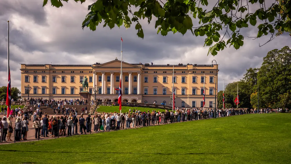 Abschied von König Harald: Norweger vor der Schlosskapelle