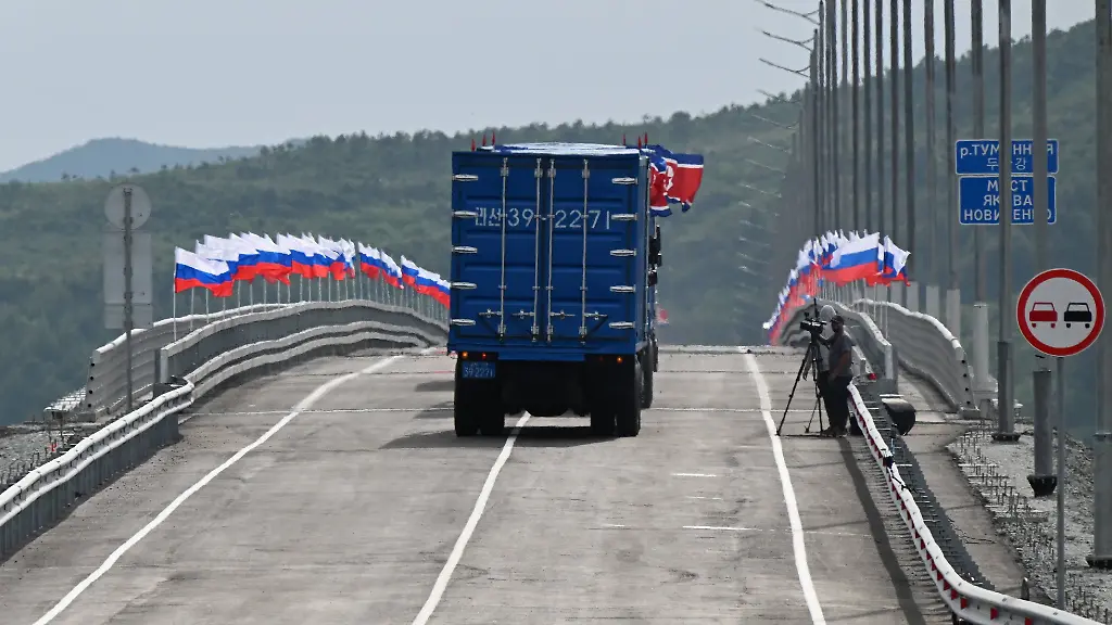 Eröffnung der Brücke über den Grenzfluss zwischen Russland und Nordkorea