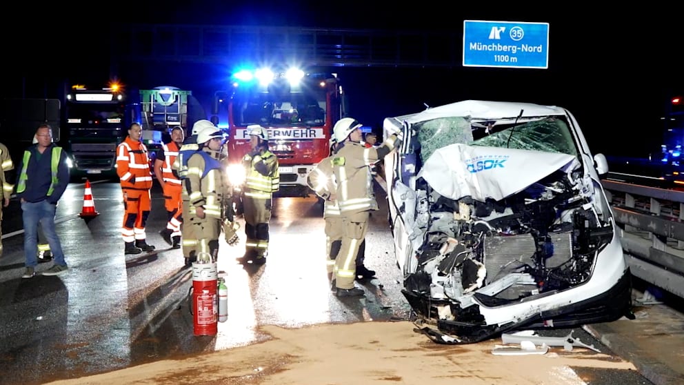 Schwerverletzte auf A9: Kleinbus kollidiert mit Wohnmobil