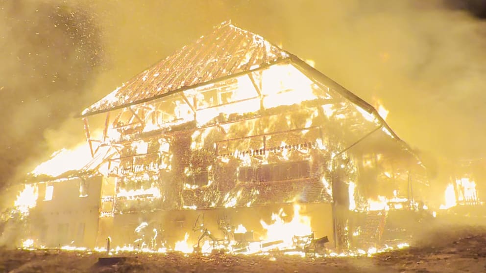 Großbrand im Schwarzwald: Bauernhaus und weitere Gebäude betroffen