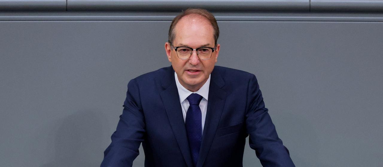 Etat des Innenministeriums: Dobrindt verteidigt höhere Ausgaben