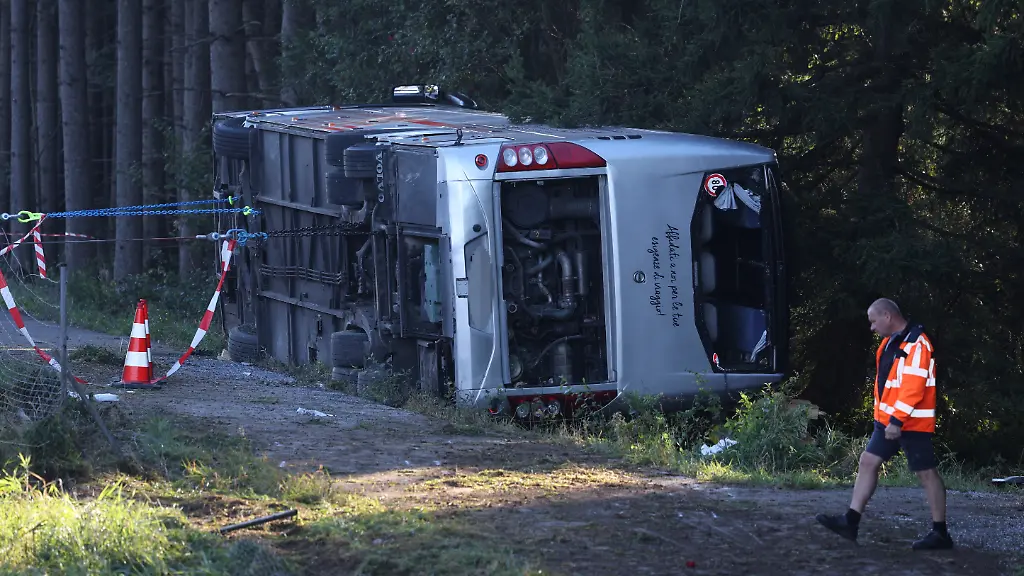 Tragischer Reisebusunfall auf der A96: Zwei Tote und mehrere Verletzte