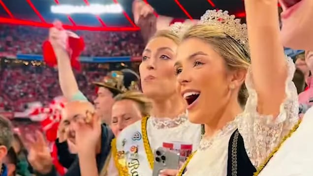 Brasilianische Prinzessinnen beeindrucken beim Bayern-Spiel