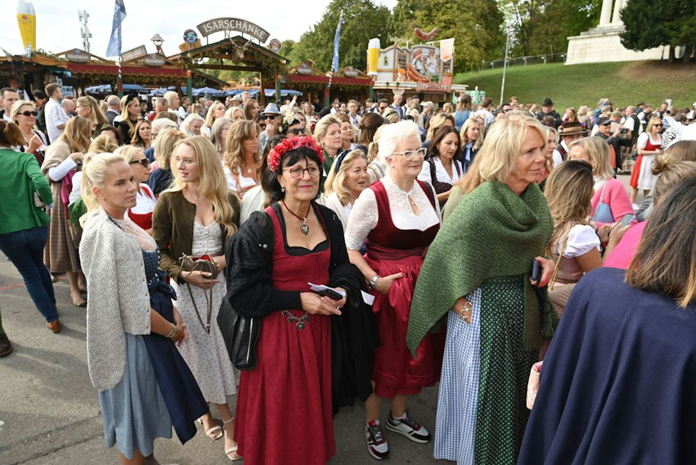 Das Damenwiesn von Regine Sixt: Ein Netzwerkereignis