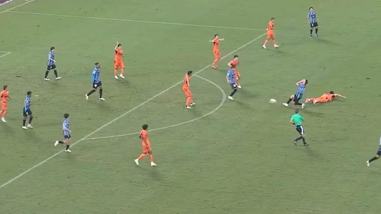 Kurioser No-Look-Pass führt zum Tor