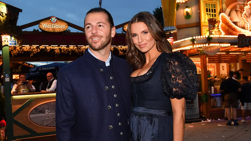 Promis beim Almauftrieb: Laura Wontorra und Riccardo Basile auf dem Oktoberfest