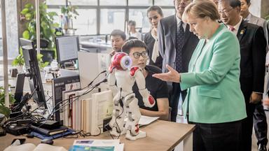 Angela Merkel über KI-gestützte Roboter und digitale Freiheit
