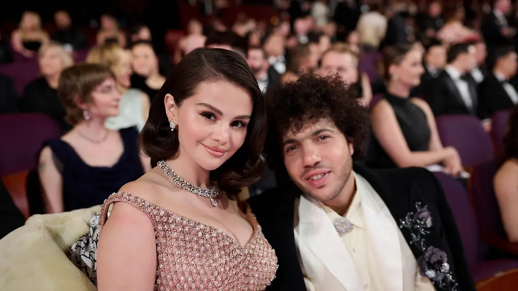 Selena Gomez und Benny Blanco feiern Hochzeitstag mit traditionellem Kuchen