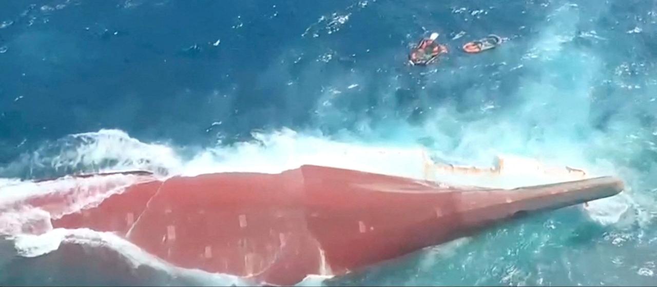 Großeinsatz nach Fährunglück in Indonesien