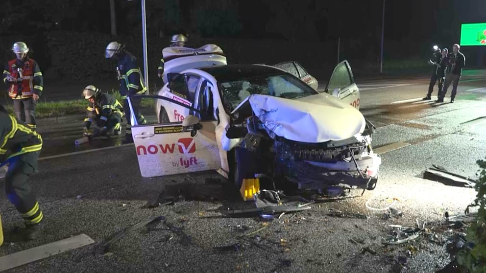 Schwerer Verkehrsunfall in Hamburg: Taxi kollidiert mit Porsche