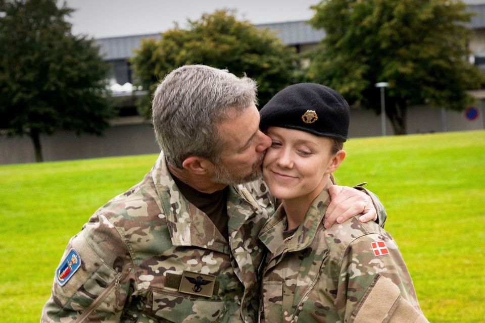 Königlicher Besuch im Gardehusar-Regiment: Prinzessin Isabella im Dienst
