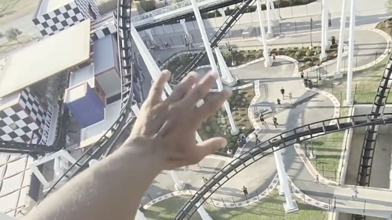Achterbahn bleibt in schwindelerregender Höhe stecken