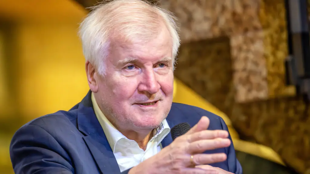 Seehofer fordert radikale Kehrtwende von der Regierung