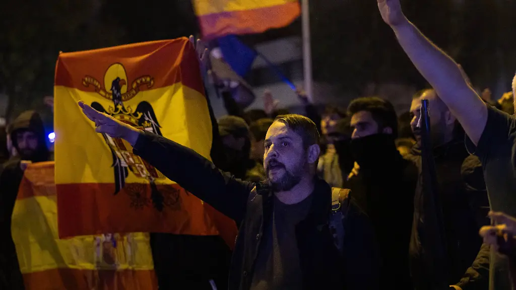 Rechtsextreme Demonstrationen nach Zugunglück in Spanien