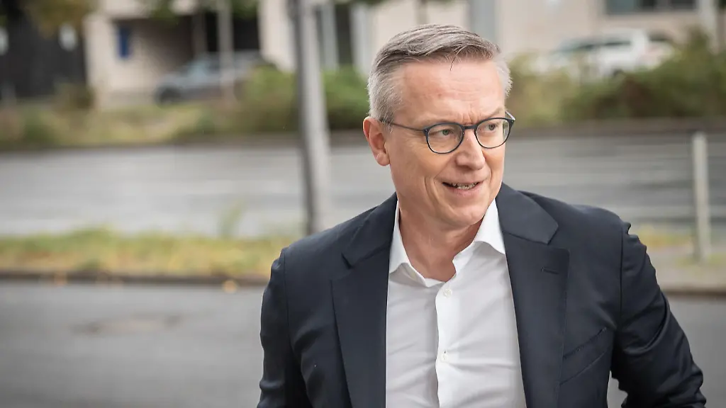 Steuer auf KI-Umsätze: Wildberger fordert Besteuerung