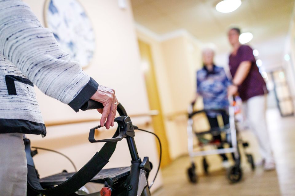 Steigende Löhne für Langzeitpflegekräfte und ihre Auswirkungen