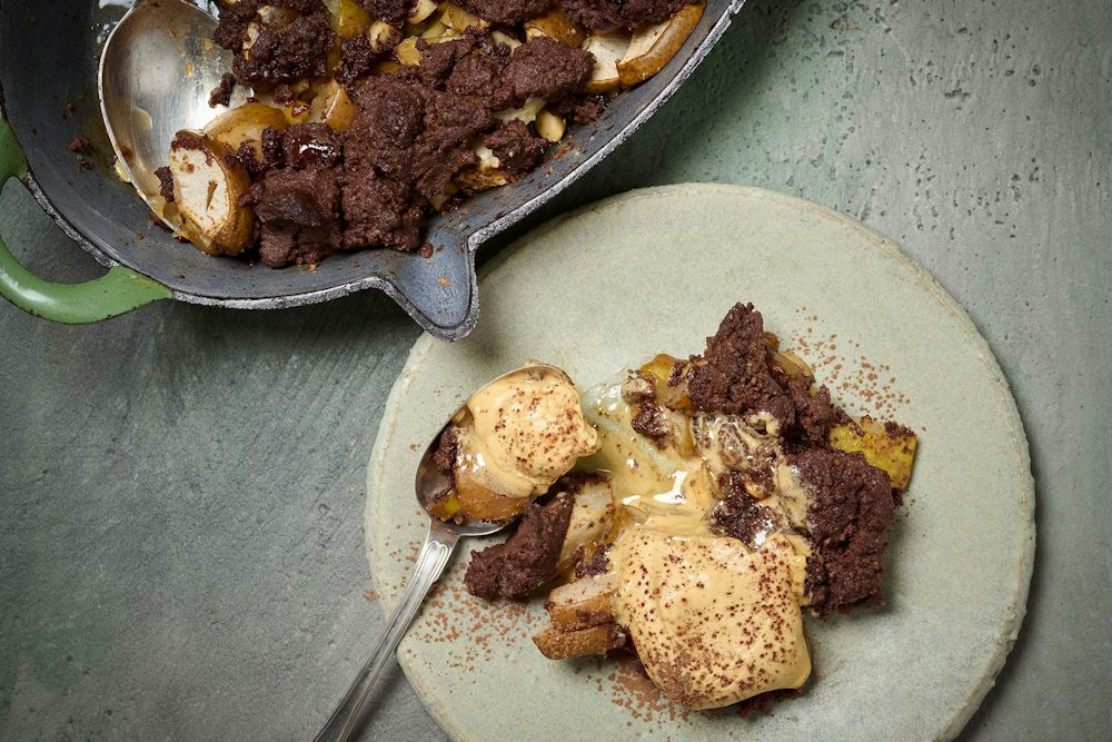 Karamell-Sahne-Crème mit Birnen-Schoko-Crumble