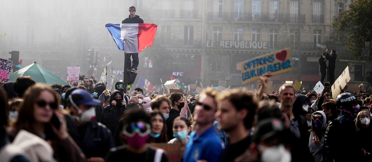 Desinformation bei Protesten in Frankreich: KI-generierte und ältere Inhalte kursieren