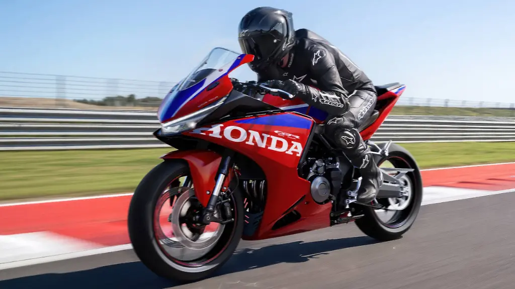 Honda stellt die CBR 500 R Four auf der EICMA vor