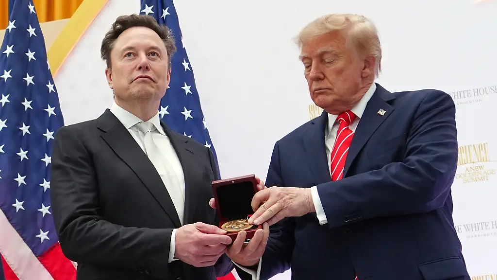 Trump verleiht Musk höchste US-Auszeichnung und lobt ihn als ‚modernen Edison‘