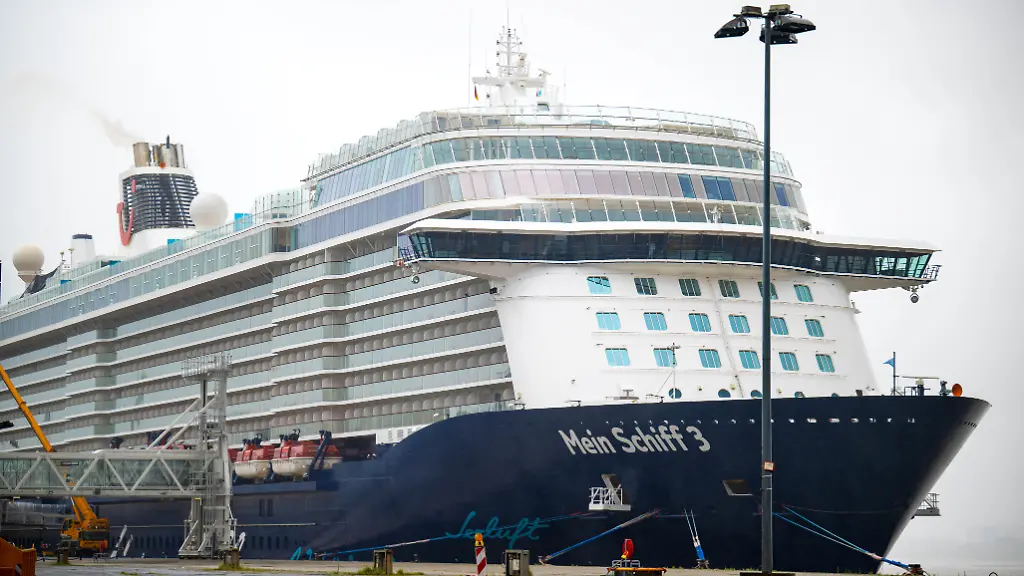 Kreuzfahrtschiff „Mein Schiff 3“ kollidiert mit Containerschiff in Bremerhaven