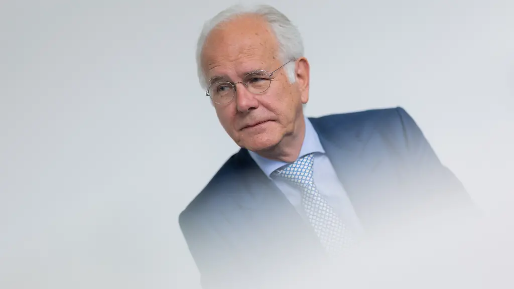 Harald Schmidt verschenkt seinen Jaguar und fährt nun Bahn
