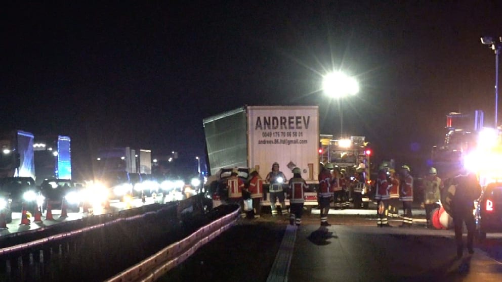 Reifenplatzer auf der A5 bei Karlsruhe führt zu schwerem Unfall