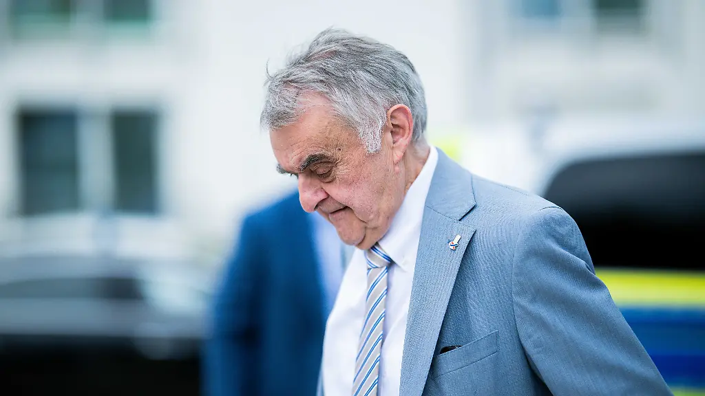 Herbert Reul spricht nach Hüftoperation