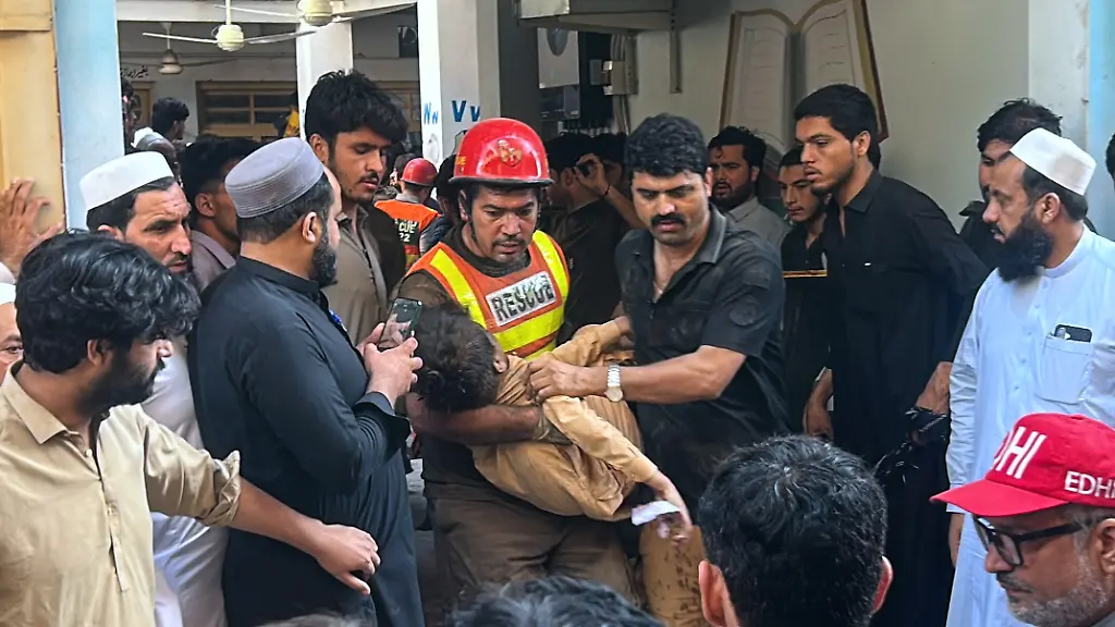 Schuldach Einsturz in Pakistan: Mehr als 34 Schüler ums Leben gekommen