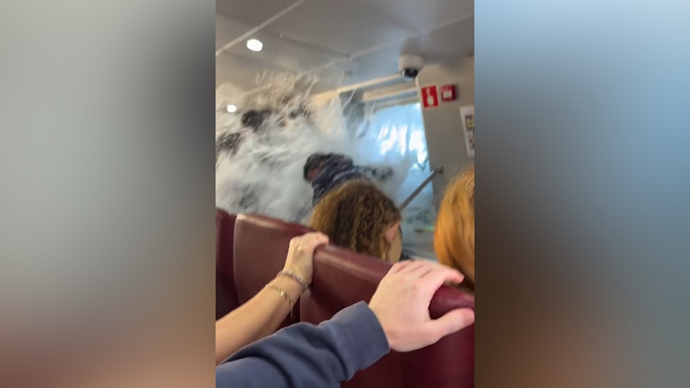 Urlaubsfähre trotzt schwerem Seegang: Passagiere erleben ungewollte Dusche