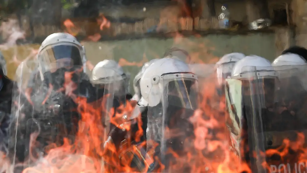 Gewaltsame Proteste in Albanien eskalieren: Umweltministerium in Flammen