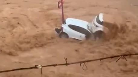 Schwere Unwetter in Spanien: Autos von Flut mitgerissen