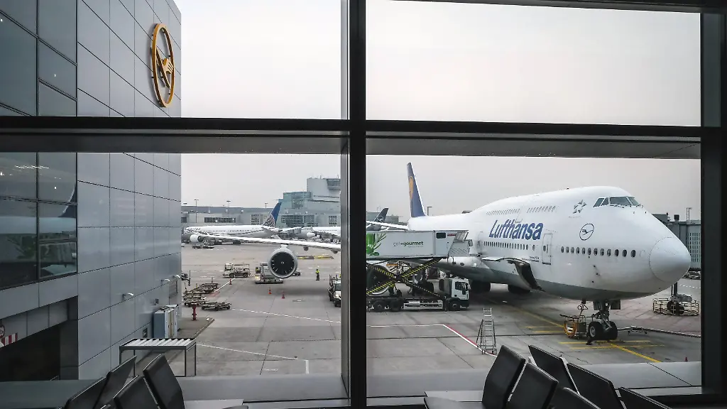 Lufthansa trifft Maßnahmen wegen Kerosinknappheit in Frankfurt